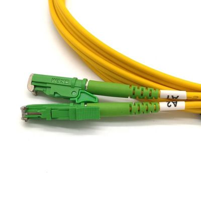 Cabo de Fibra Óptica Patch Cord com Conector E2000 APC, Modo Único 9/125um e Material de Cabo LSZH